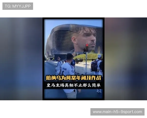 足球教练在替补席看小说被抓包，球迷们的反应让人哭笑不得