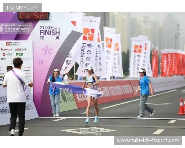 马拉松选手冲线后笑哭，表情包迅速传播